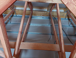 Zateplení stropu novostavby rodinného domu pomocí foukané izolace